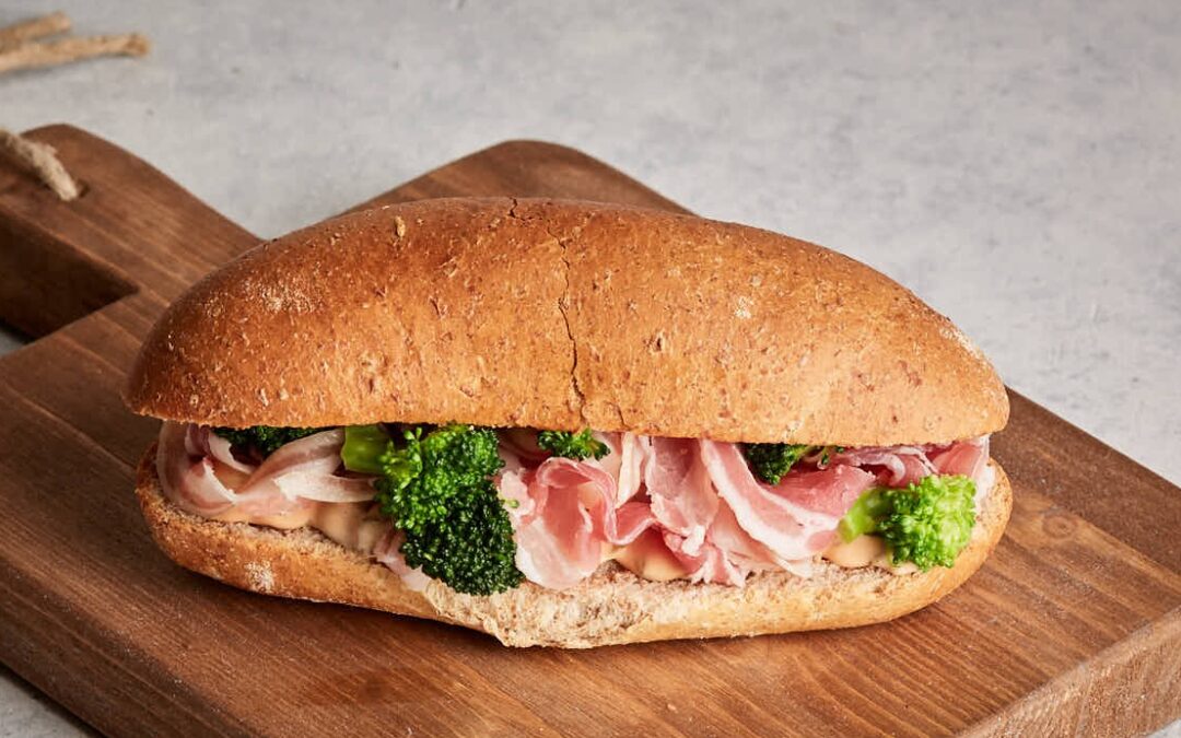 Pain multigrains avec pancetta arrotolata, sauce tartare, brocoli et raisins secs