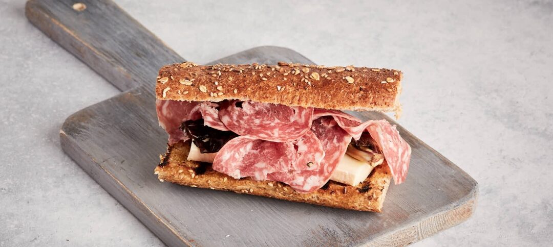 Sandwich au fromage taleggio, salami au vin mousseux et radicchio braisé