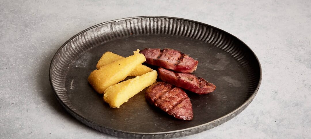 Salami rustique grillé avec polenta frite