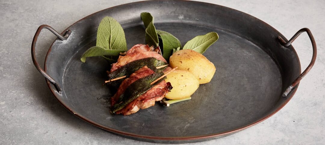 Saltimbocca au jambon cru, vin blanc, sauge, pommes de terre nouvelles