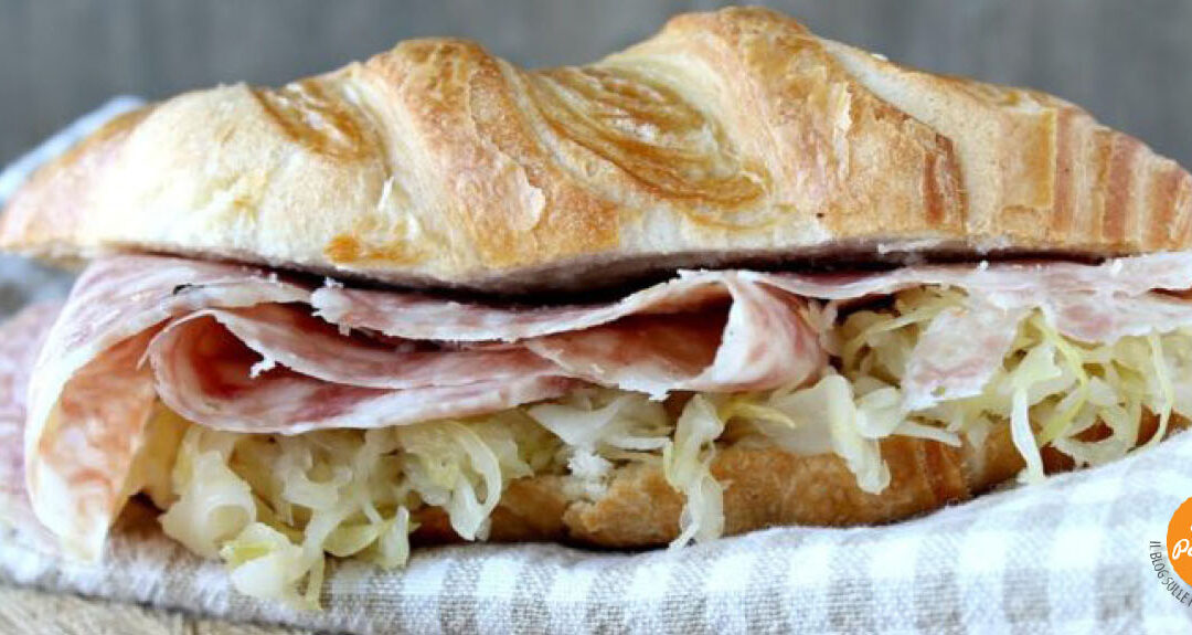 Hot dog avec saucisson cuit et choucroute