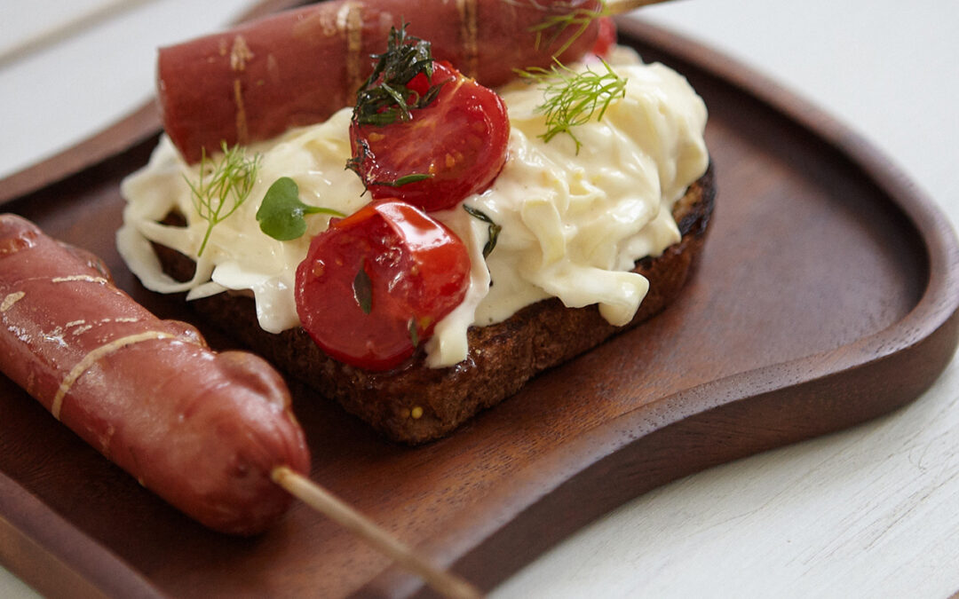 Brochettes de wurstel avec salade de chou et tomates cerises